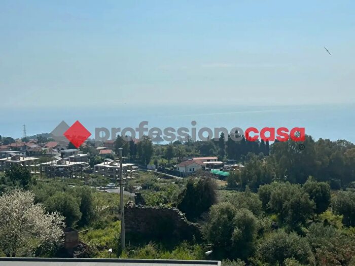 Appartamento trilocale in affitto in Via Nizzeti, Aci Castello