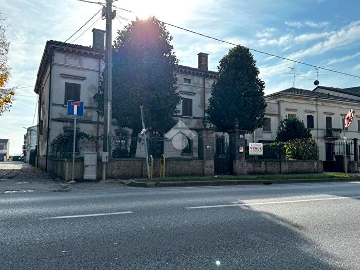 Casa quadrilocale in vendita in Via Vittorio Veneto, Marcaria