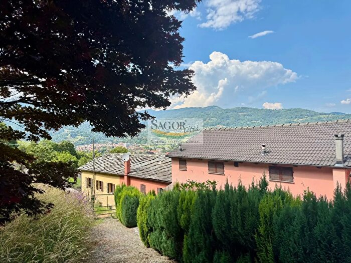 Casa con 11 locali in vendita in Via Fonte Blancio, Luserna San Giovanni