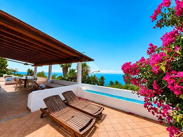 Casa quadrilocale in vendita in Via Gelso, Lipari
