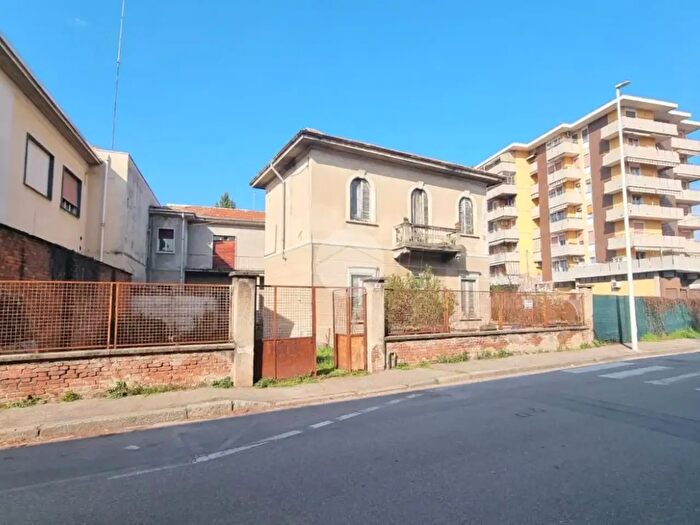 Casa con 6 locali in vendita in Via Palestro, Busto Arsizio