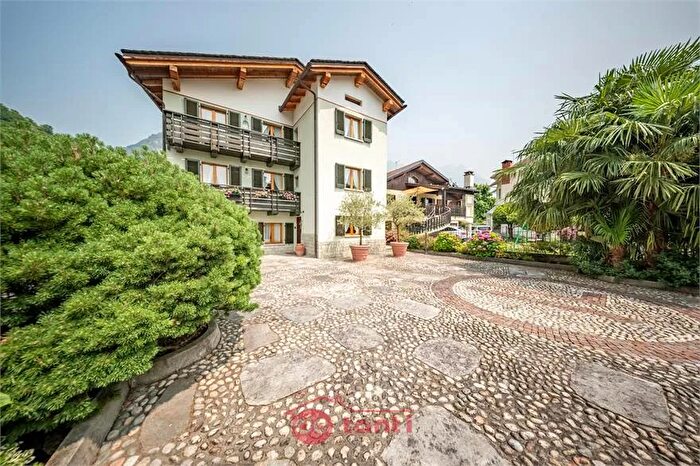 Casa con 8 locali in vendita in Via Scandolera Mese So, Mese