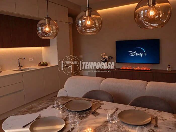 Appartamento trilocale in vendita in Via Emilio De Marchi, Milano