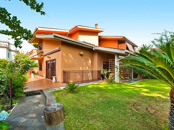 Casa con 10 locali in vendita in Via Anagnina, Grottaferrata