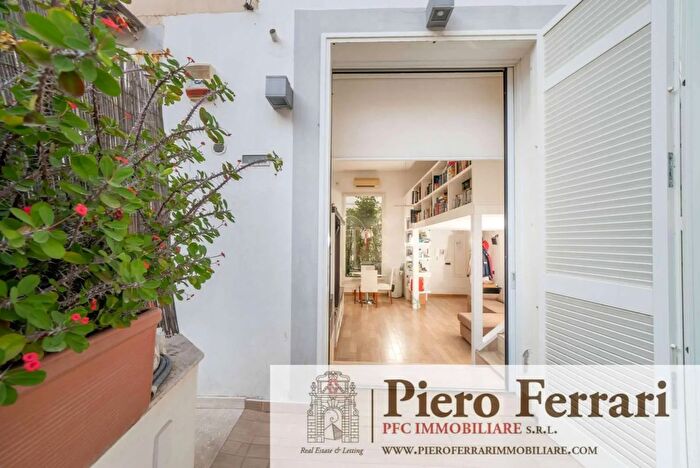 Appartamento con 5 locali in vendita in Piazza Piazza Sannnazaro Napoli, Napoli