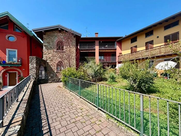 Appartamento trilocale in vendita in Via Roncarro, Carvico