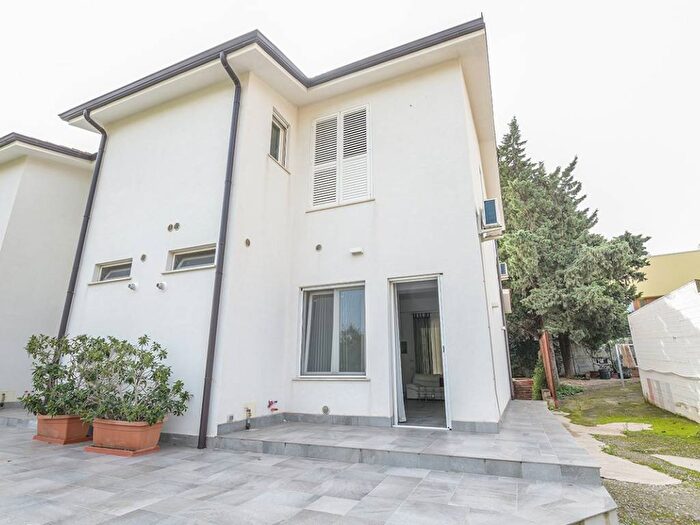 Casa quadrilocale in affitto in Via Partanna Mondello, Partanna, Palermo