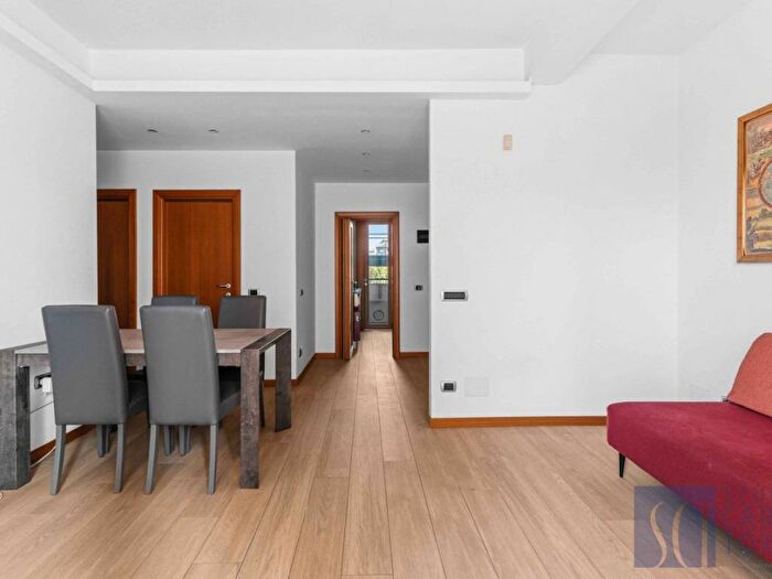 Appartamento trilocale in affitto in Via Rimini, Famagosta, Milano