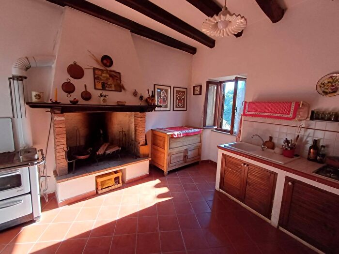 Appartamento trilocale in vendita in Via Mazzini, Caprarola