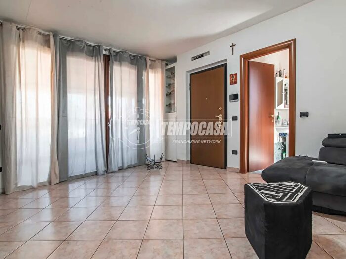 Appartamento trilocale in vendita in Via Meucci, Saronno