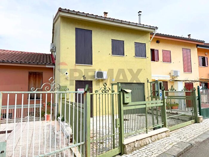 Casa con 8 locali in vendita in Via Antonino Ripandelli, Candela