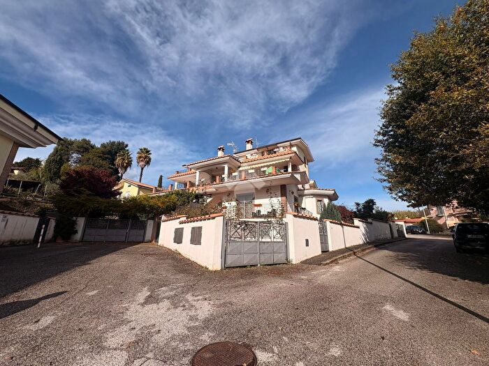 Appartamento bilocale in vendita in Via Colle Cagioli, Lariano