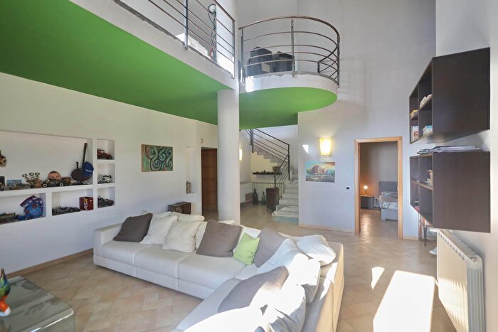 Casa con 9 locali in vendita in Padre Don Giovanni Coco, Zafferana Etnea