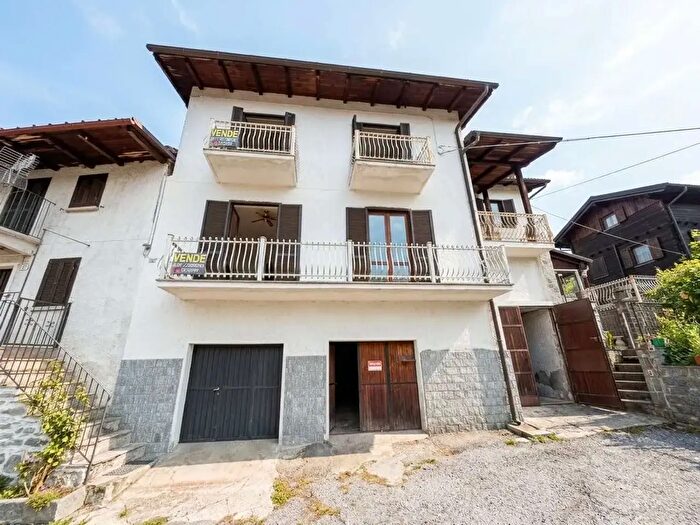Casa con 12 locali in vendita in Montecrestese
