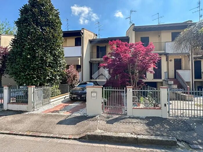 Casa quadrilocale in vendita in Via Superbi, Carpi