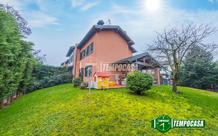 Casa quadrilocale in vendita in Via a Valè, Noviglio