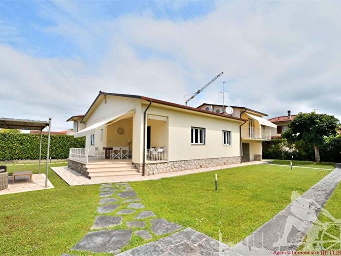 Casa con 6 locali in affitto in Centro, Forte dei Marmi