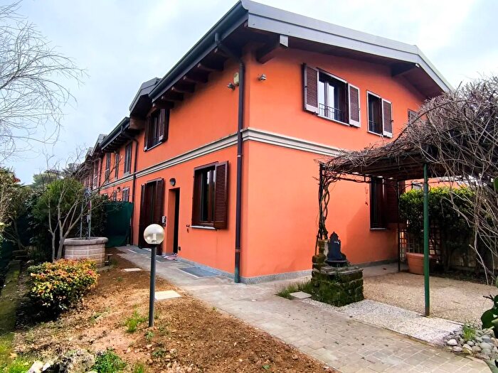 Casa trilocale in vendita in Via Quasimodo, Guanzate