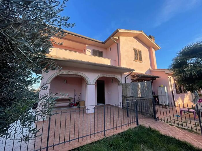 Casa con 5 locali in vendita in Castiglione Del Lago