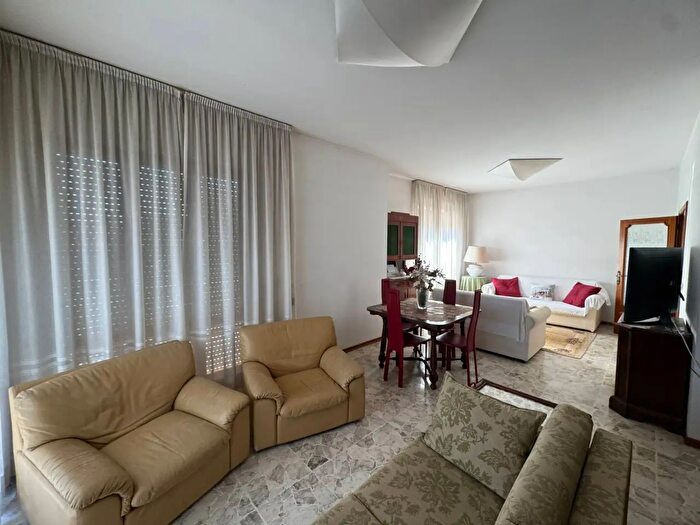 Appartamento con 8 locali in vendita in Viale dei Pini Snc, Porto San Giorgio