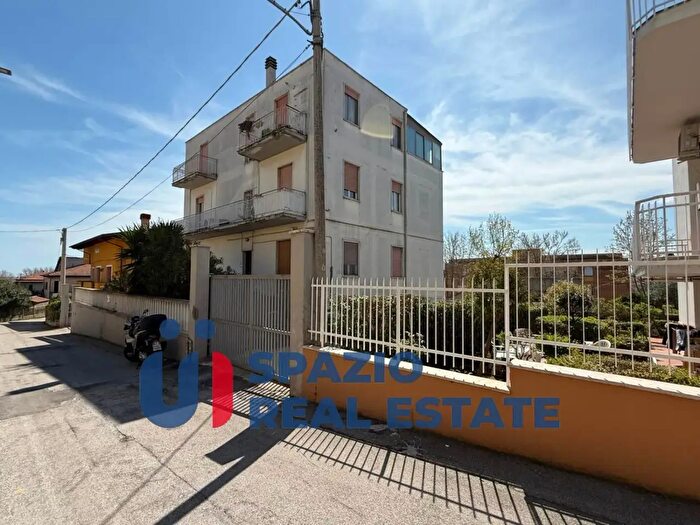 Appartamento con 6 locali in vendita in Salita Facciolini, Pescara