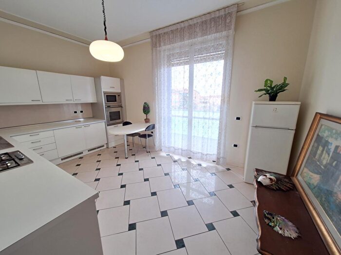 Appartamento con 6 locali in vendita in Via Pietro Giardini, Modena