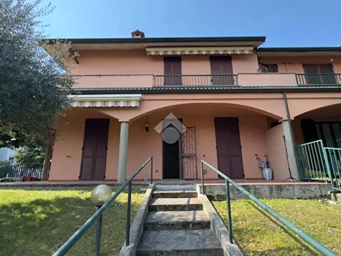 Casa quadrilocale in vendita in Via Quattro Marie, Bellinzago Lombardo
