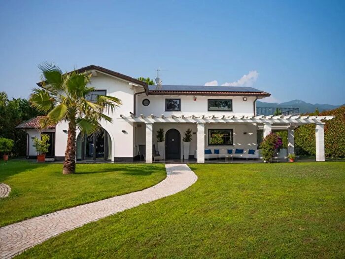 Casa con 14 locali in vendita in Pietrasanta