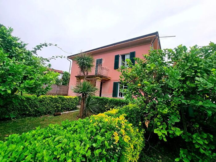 Casa con 10 locali in vendita in Ameglia