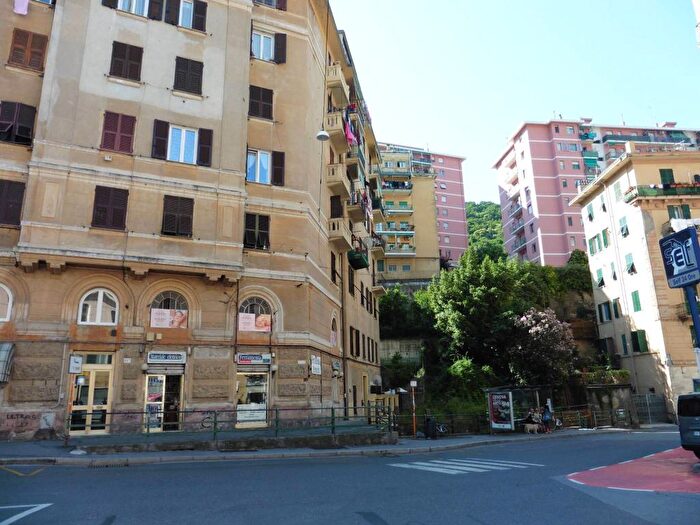 Appartamento trilocale in affitto in Largo Augusto Merlo, Quezzi, Genova