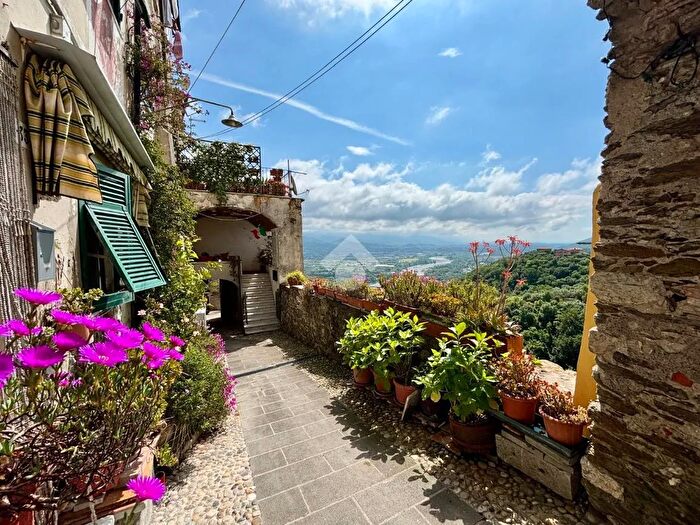 Appartamento trilocale in vendita in Via Salita Castello Seconda, Vezzano Ligure