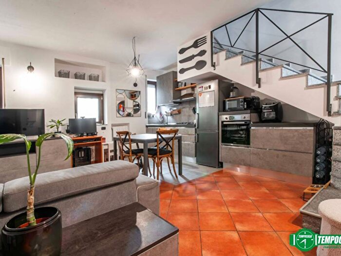 Appartamento bilocale in affitto in Via Sant'Anna, Centro, Arese