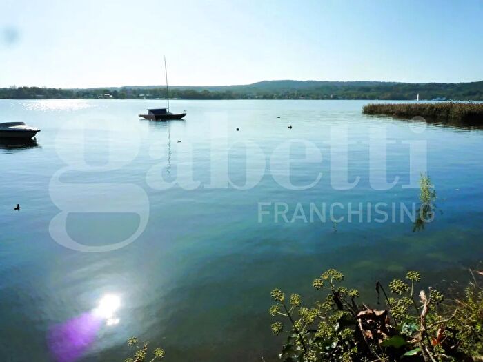 Appartamento trilocale in affitto in Sesto Calende