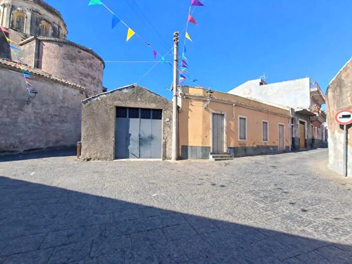 Casa con 6 locali in vendita in Via Regina Elena, Viagrande