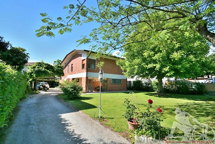 Casa con 8 locali in vendita in Forte Dei Marmi