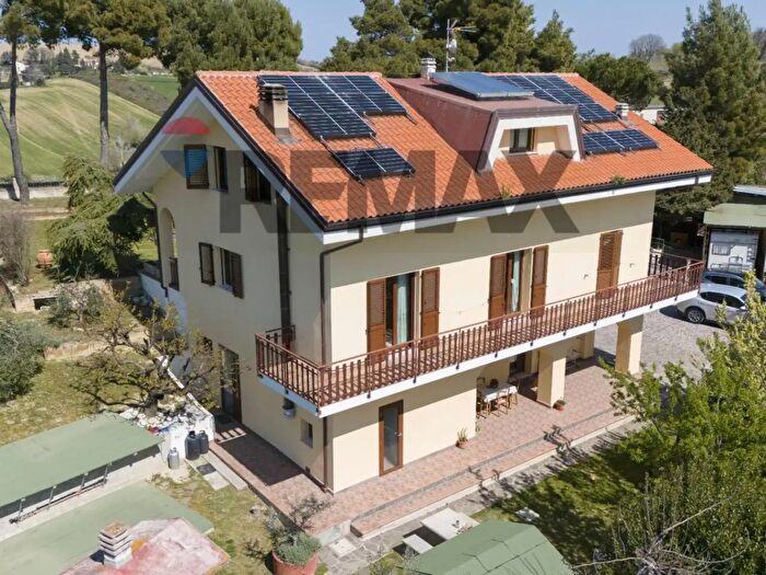 Casa con 20 locali in vendita in Via San Moro, Trecastelli