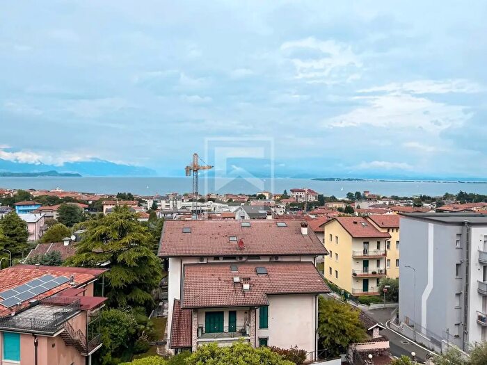 Appartamento trilocale in vendita in Via Villa del Sole, Desenzano Del Garda