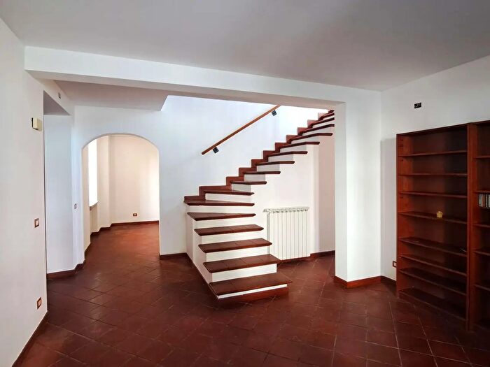 Casa con 10 locali in vendita in Cengio