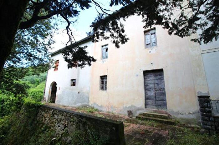 Casa con 6 locali in vendita in Via dei Monti di Chiatri a, Lucca