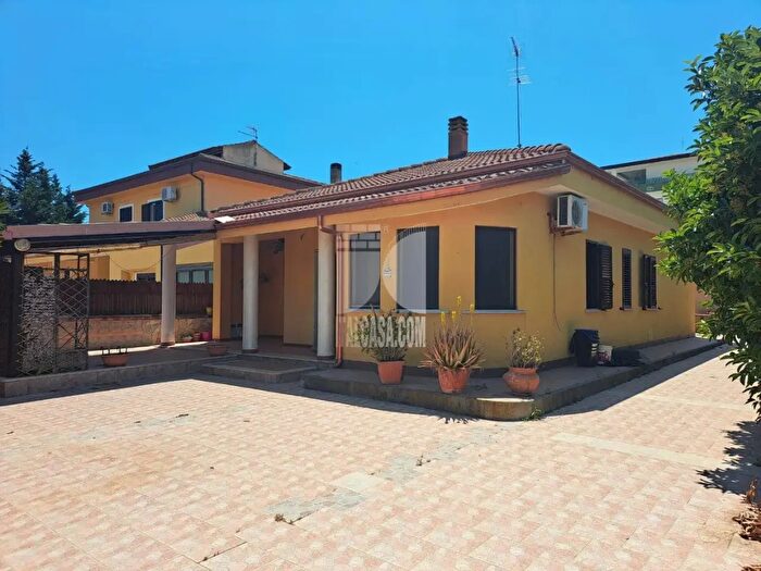 Casa quadrilocale in vendita in Via Alaska, Crotone