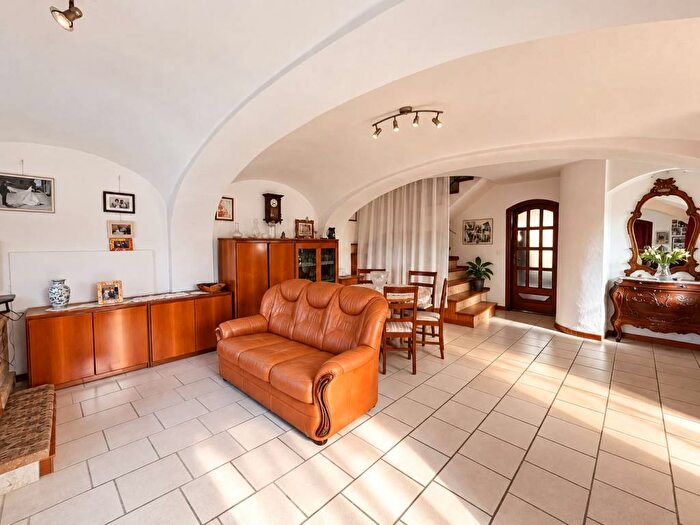 Casa quadrilocale in vendita in Frazione Tre Rivi, Monteu Roero