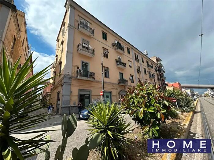 Appartamento con 20 locali in vendita in Napoli