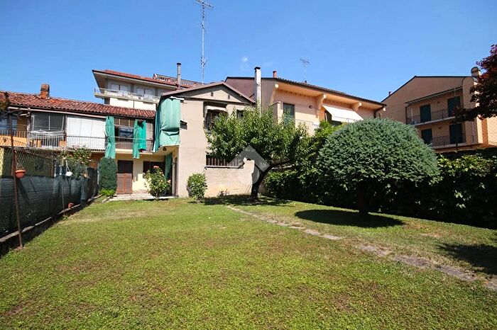 Casa quadrilocale in vendita in Via Padre Girotti, Alba