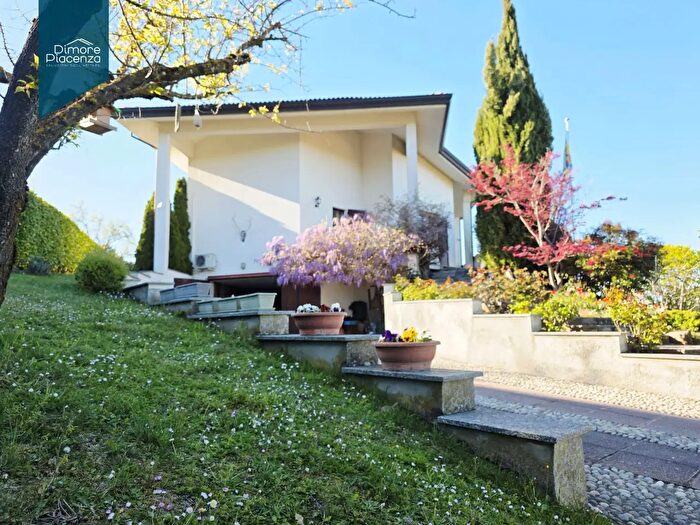 Casa con 12 locali in vendita in Via della Pieve, Gazzola