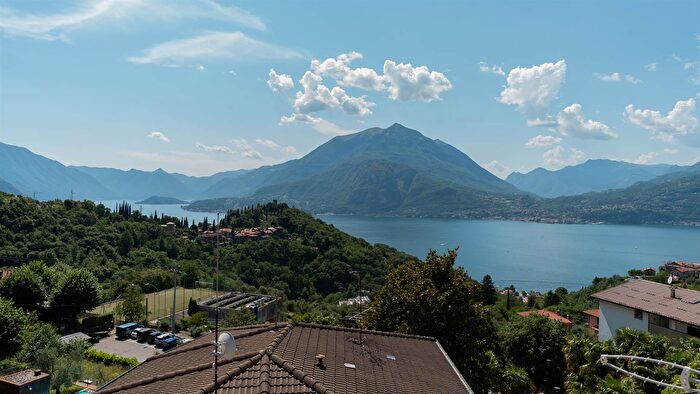 Casa con 8 locali in vendita in Varenna