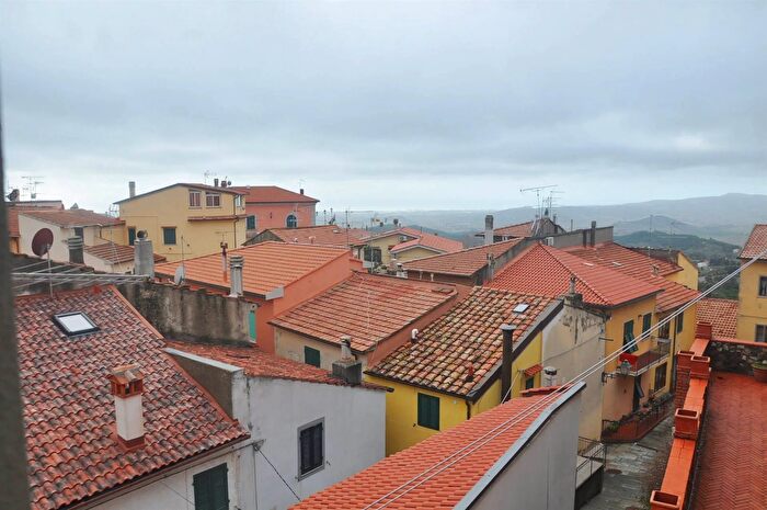 Casa quadrilocale in vendita in Castellina Marittima
