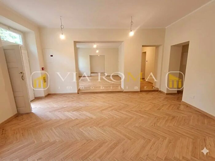 Appartamento con 6 locali in vendita in Lucca
