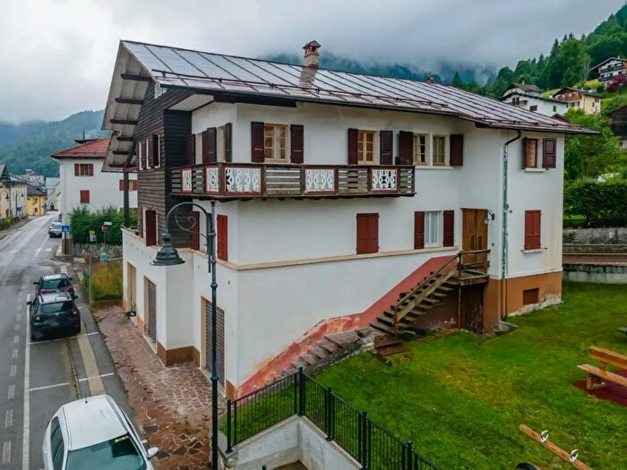 Appartamento con 11 locali in vendita in Voltago Agordino