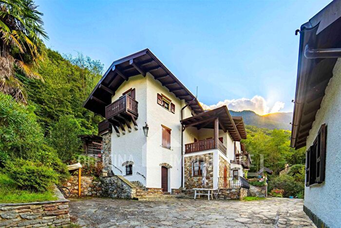 Casa con 12 locali in vendita in Via Poncina, Delebio