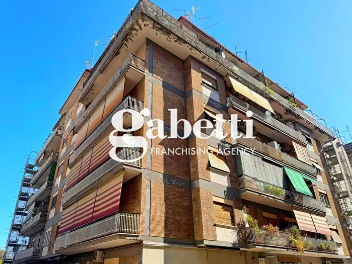 Appartamento monolocale in vendita in Via Albona a, Roma
